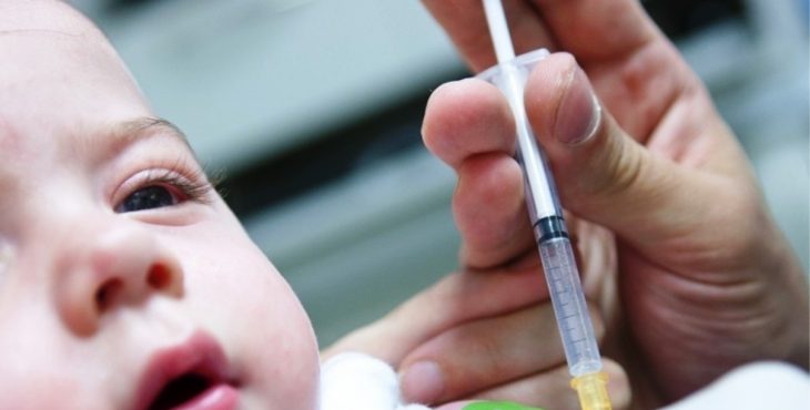 Aplicacion de vacunas mediante inyeccion en el muslo
