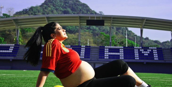 Mujer embarazada entrenando