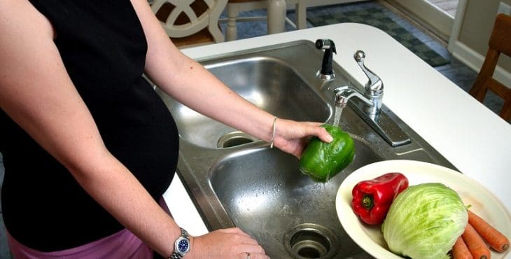 Lava las frutas y vegetales