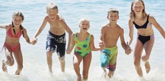 primeras vacaciones en familia en la playa viajar con niños