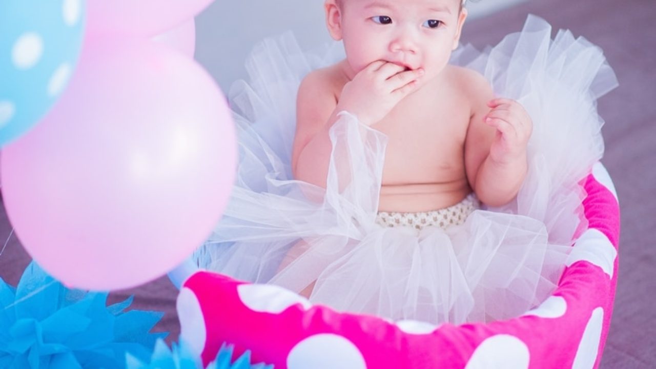 juguete con cascabeles para entretener a los bebés