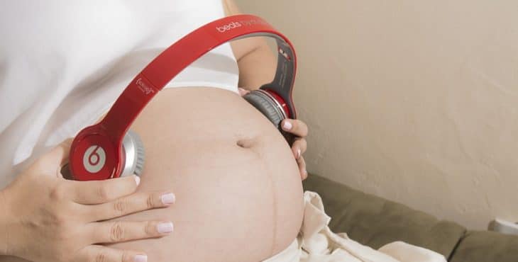 Incentiva los sentidos del bebé en el útero 