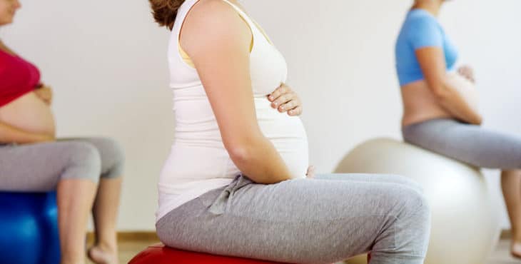 Realiza ejercicios aptos para embarazadas