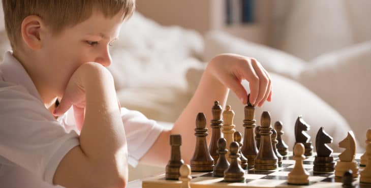 Niño jugando ajedrez