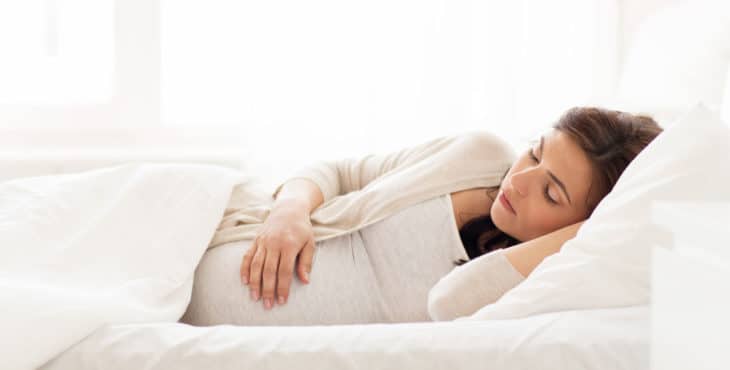 beneficios del sueño en el embarazo y el descanso necesario.