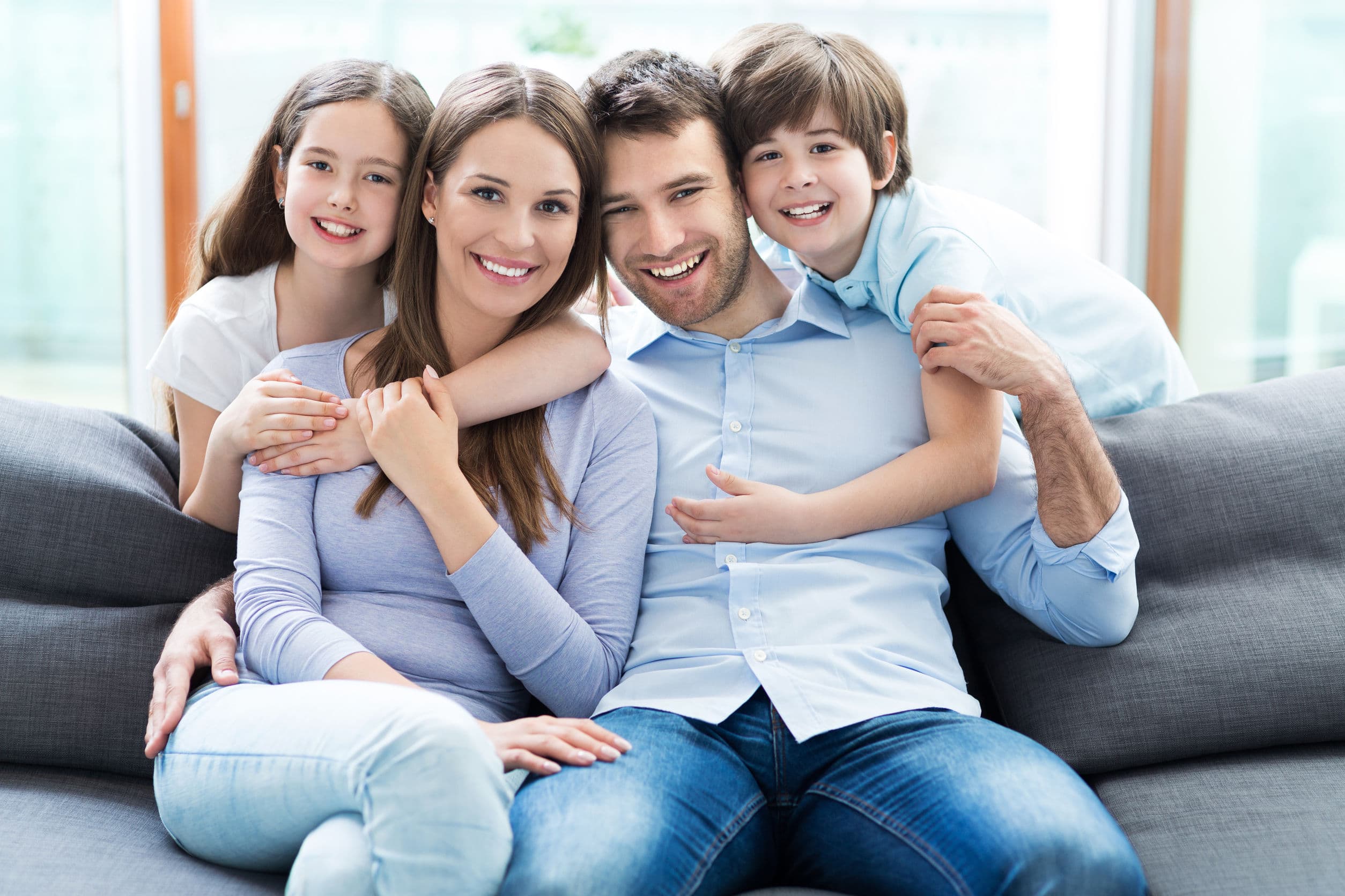 Распорядиться семейный. Фотография семьи. Счастливая семья. Довольная семья. Счастливая семья на диване.
