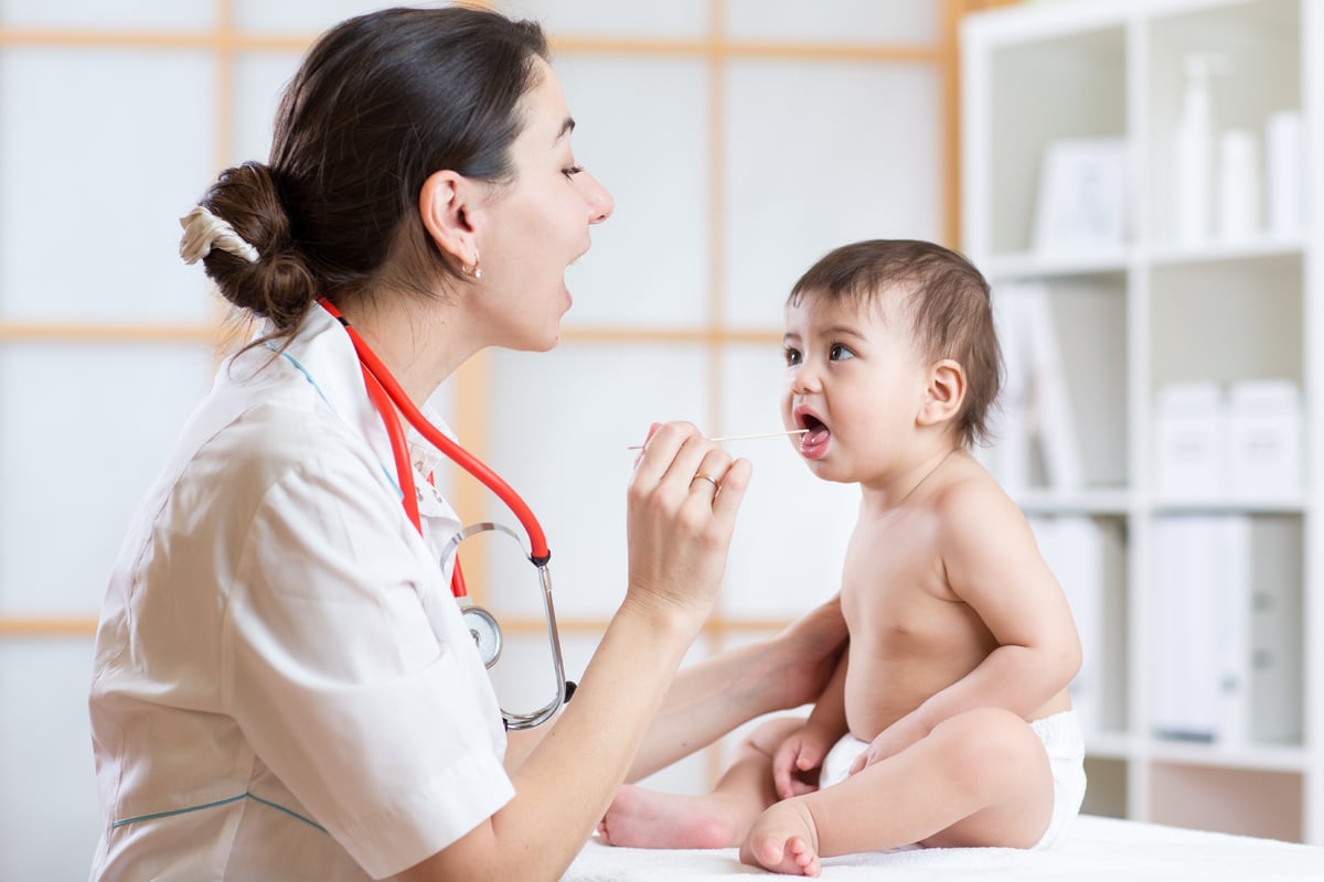 Niño con laringitis