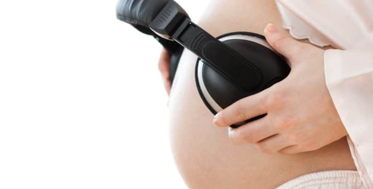 El feto ya puede empezar a oír en la semana 24  de tu embarazo