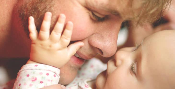 El bebé de 4 meses reconoce voces y rostros