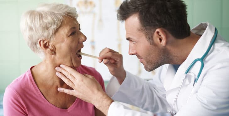 Visita al doctor para saber cómo curar el dolor de garganta