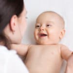 Bebé mirando a su mamá