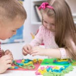 Niños jugando con plastilina