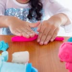 Niña jugando con plastilina