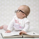 Bebé con gafas