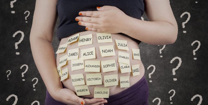 Embarazada seleccionando el nombre de su hijo