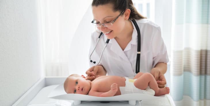 Pediatra examinado al bebe
