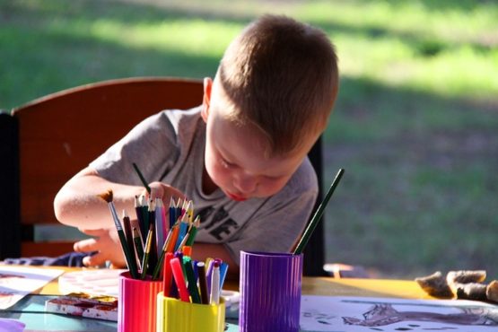 Niños dibujando y coloreando