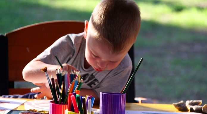 Niños dibujando y coloreando