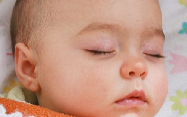regurgitaciones Coloca el bebé en su cuna antes que se duerma