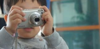 Niño tomando foto