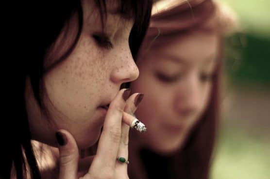Adolescente fumando
